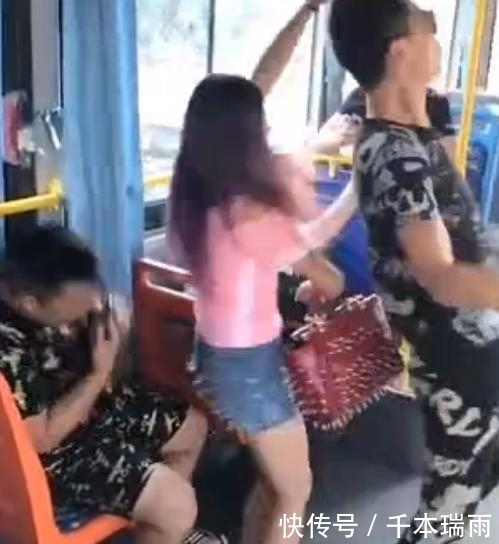 男子|公交车一个急刹，女生不小心坐到男子身上，结果男生受伤了！