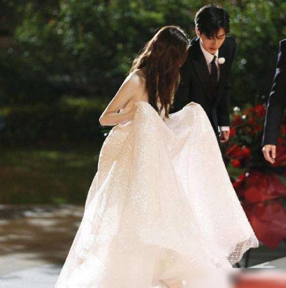  修养|蔡徐坤为baby开车门，谁注意她的下意识动作？网友：修养是天生的