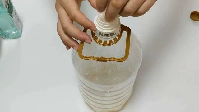  干净|大油桶直接扔了真浪费，加两样东西清洁干净！