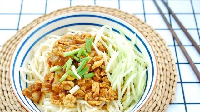 爽滑|面馆老板:煮面条,最忌开水下锅,4个小窍门,筋道爽滑不粘坨