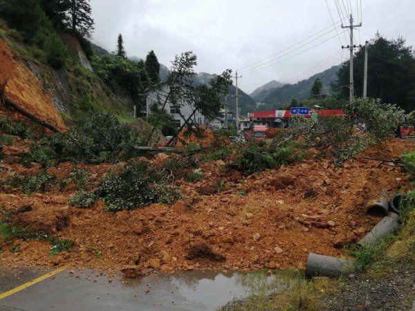 益阳|益阳安化县公路部门积极抢通塌方路段