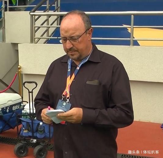  裁判|新赛季中超最冤染黄！大连后卫摸了一下裁判胳膊，转身就吃牌！