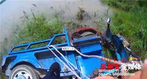  大汶河|惊险一刻！三轮车冲入大汶河堤坝，车上两名80岁老人