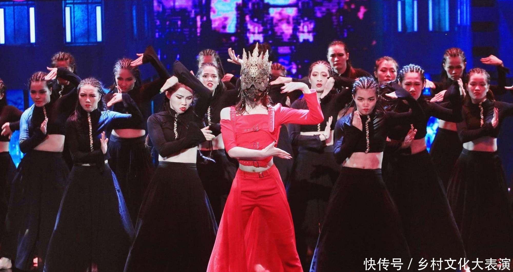 播出|《蒙面舞王》播出后,整个节目并没有大火,没想到火的是主持人