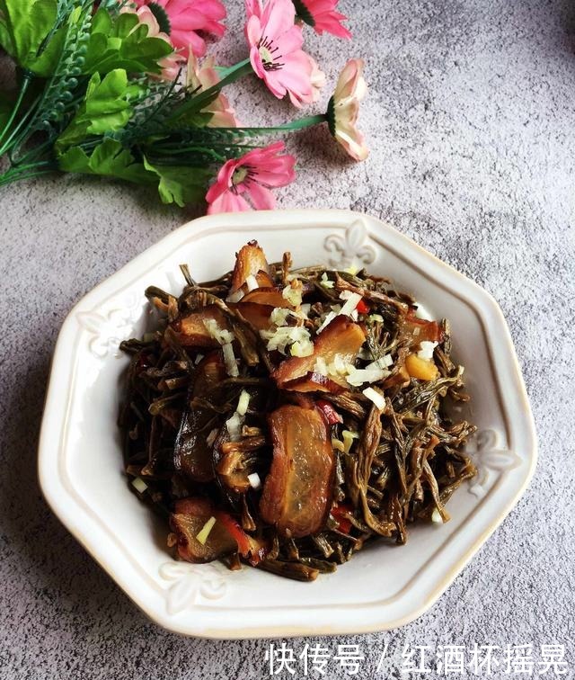 应季|腊肉和它是天生一对,把它们炒一起,又香又下饭,连吃3天都不腻