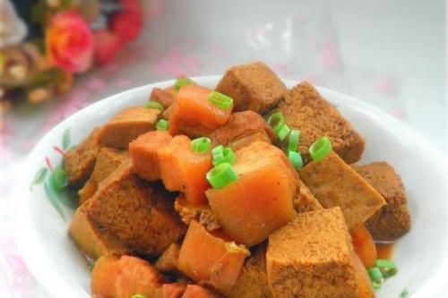 油锅|冻豆腐怎么炸不会爆油,将豆腐轻轻放入油锅,两面翻炸