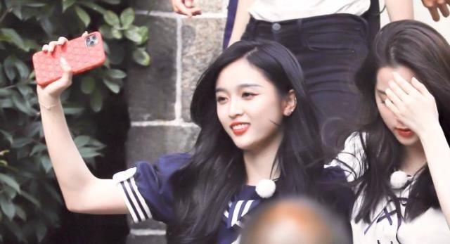  举动|吴宣仪穿水手裙却要2次拉高腰部，谁注意欧阳娜娜举动？女生都懂！