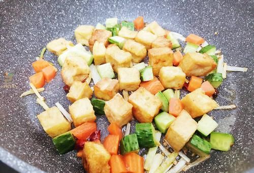 营养|豆腐这样做比肉还好吃,鲜香微辣,豆腐外焦里嫩,营养美味