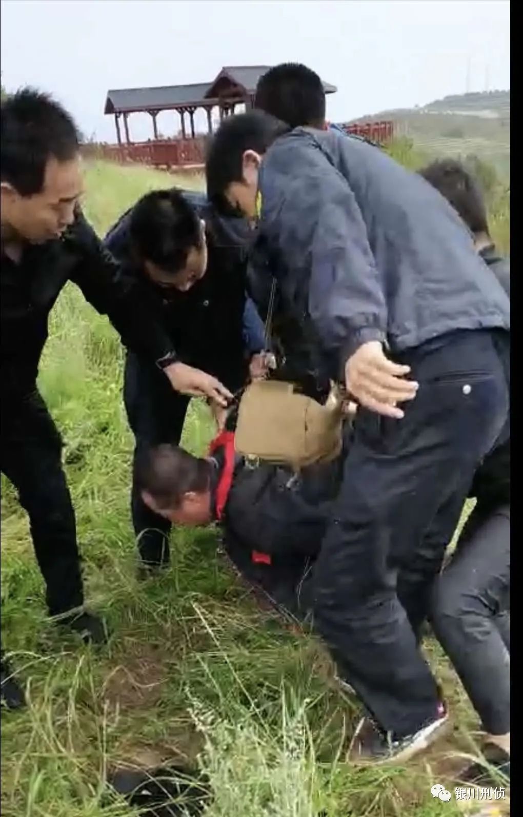 银川开发区|银川8.23故意杀人案丨嫌疑人从楼顶攀爬至前妻家，残忍杀害两人！