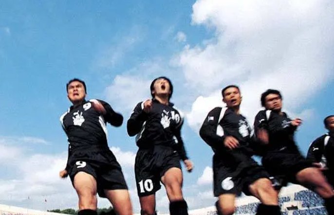  双丰收|日本票房大卖28亿日元，这部2001上映的无厘头喜剧电影票房口碑双丰收