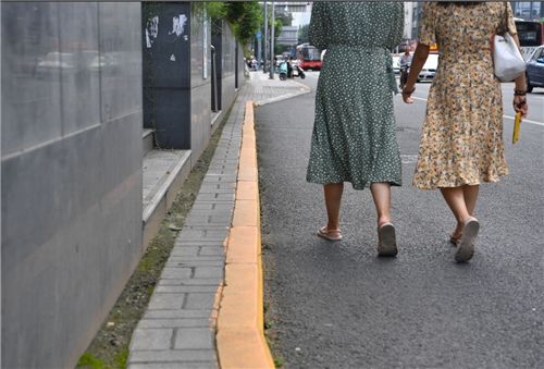 成都|民情热线|成都这人行道仅30厘米宽，行人：不好下脚