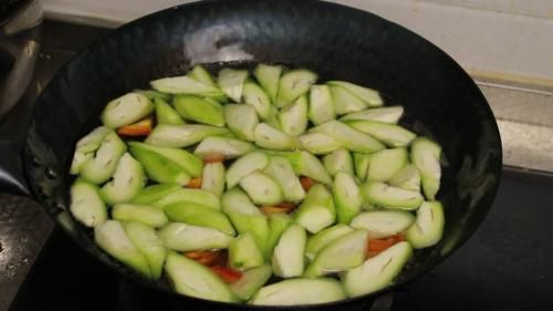 红辣椒|入秋后,吃猪肉不如吃它,别看它不起眼,是女人的“美容水”