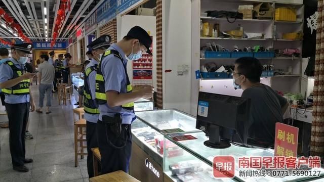  南宁|南宁兴宁警方向市民返还11台被盗手机，大多是女性逛街、游玩时被盗