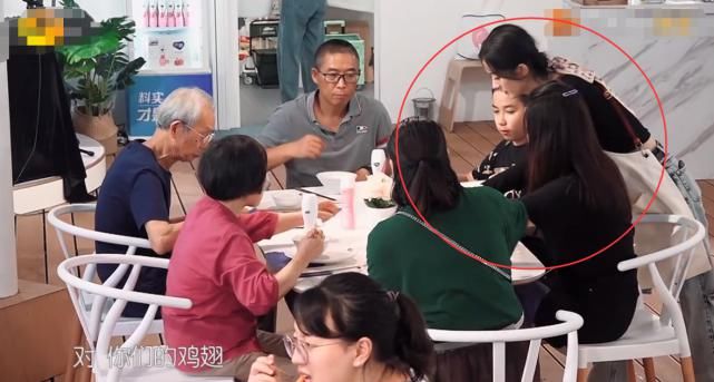 口罩|《中餐厅》上菜不戴口罩引热议,有谁注意赵丽颖的举动?人红是有原因的