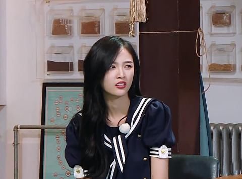  baby|李晨在指压板踩到baby时，镜头无意间拍到吴宣仪，反应让人欣慰