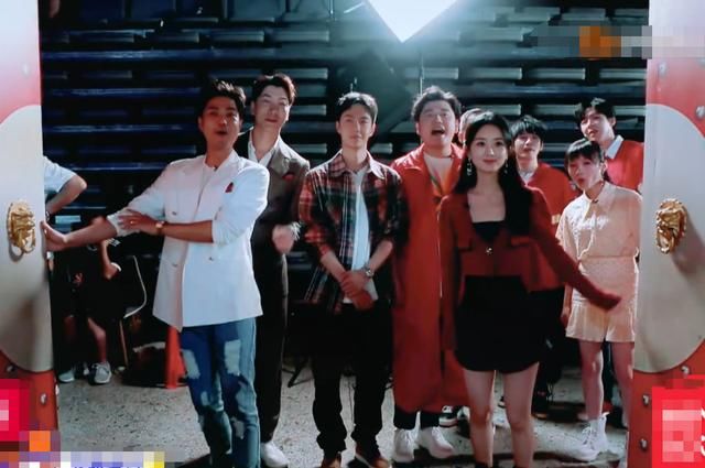  赵丽颖|赵丽颖被问是否请一博吃过饭，两人悄咪咪的表情成焦点，太甜了吧