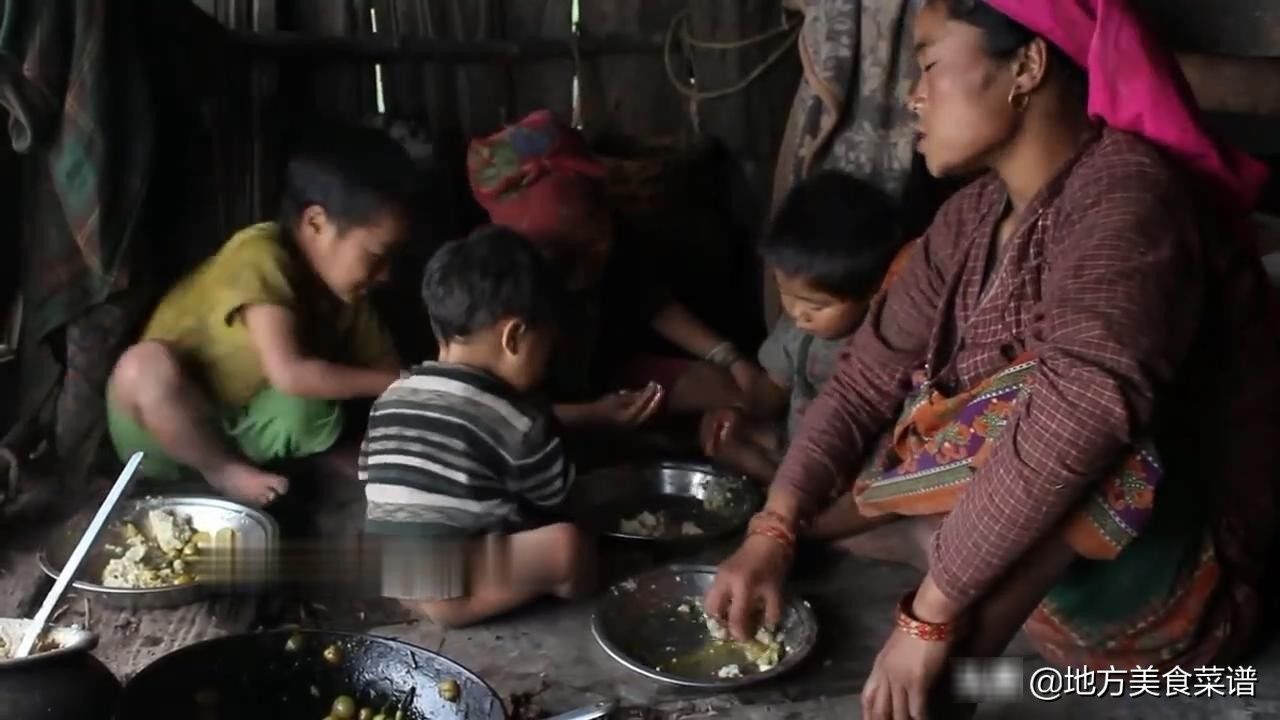 蘑菇|尼泊尔山区穷人家的生活，房子矮的直不起腰，只吃一个土豆炒蘑菇