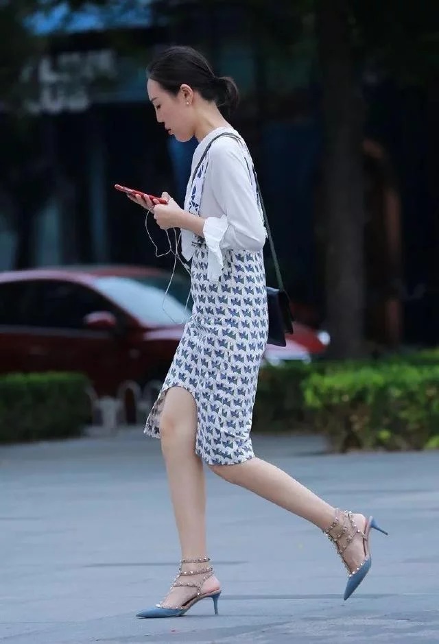 微风|街拍:夏日的微风迎着小姐姐的正面吹拂过去,让她看上去更加的有气质