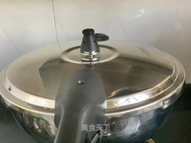  切成|这样做鸡爪真的太好吃了，越吃越上头！你们一定要试试看！