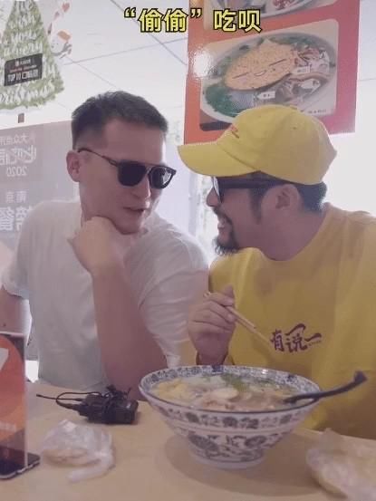 万圣|万圣伟近况:化身美食博主,仍不忘调侃杜锋