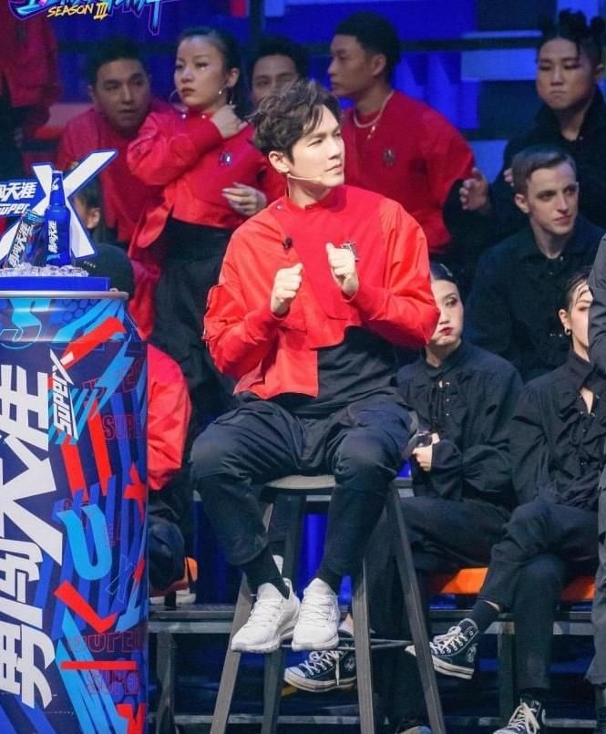  舞蹈|王一博张艺兴街舞比拼好评，偶像不是贬义词，得到了更多的尊重！