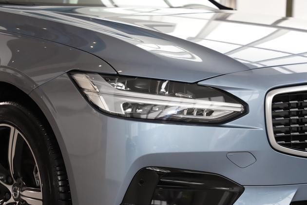  HS7|谁说年薪30万不能买？ 沃尔沃S90 vs 红旗HS7