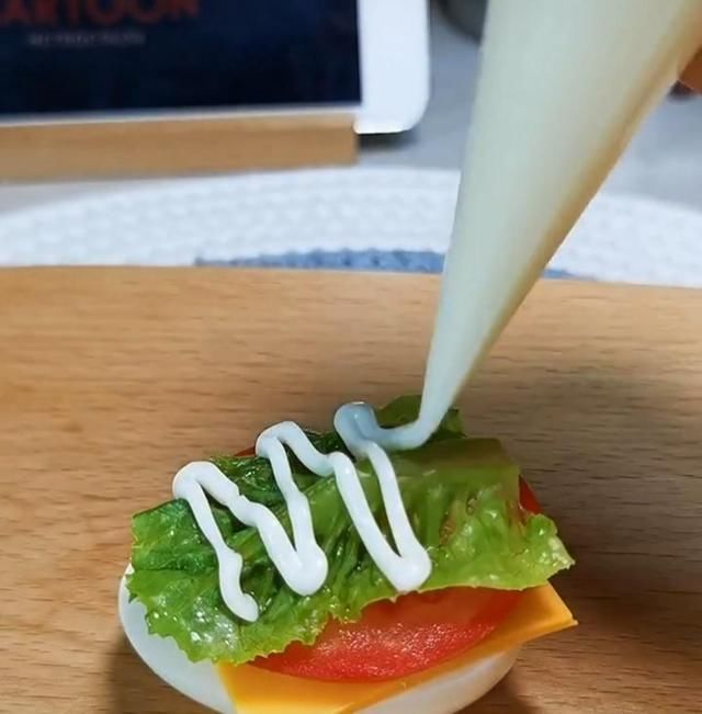  汉堡|一口一个鸡蛋小汉堡，不用面包也能做！