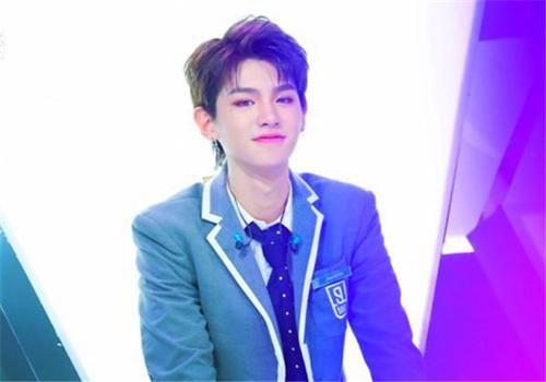  黄明昊|黄明昊脸上被人抹血浆，看到他之后的反应，素质果然装不出来！