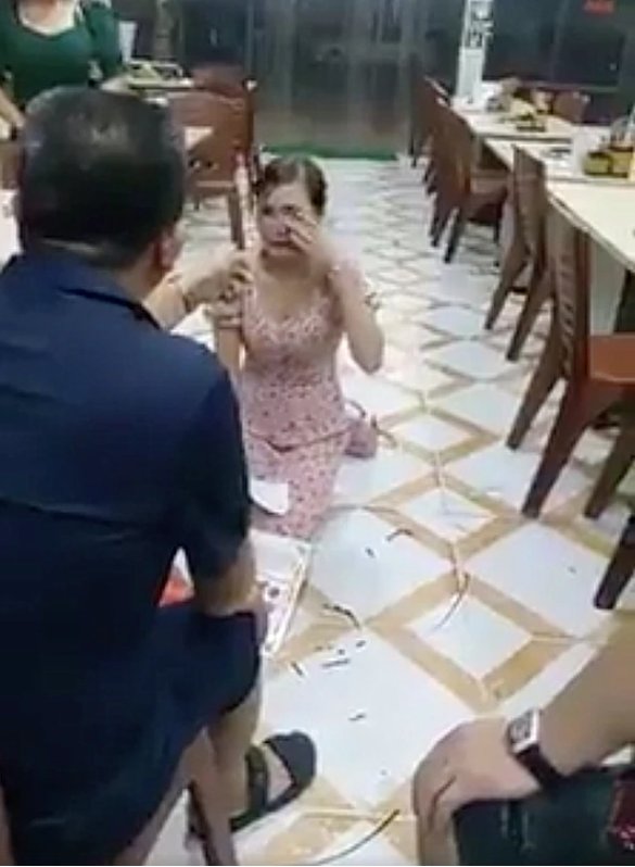 直播|女子烧烤店吃出虫子，老板知道后逼她下跪直播道歉