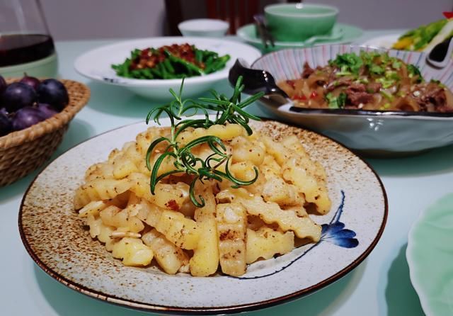  薯粉圆子|晚餐3人5 菜1汤，很素全都光盘，朋友说：回家吃饭真好