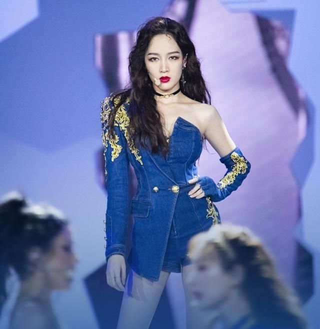  张艺兴|宁静团连线请教张艺兴，而张艺兴看手机的方式成了“亮点”