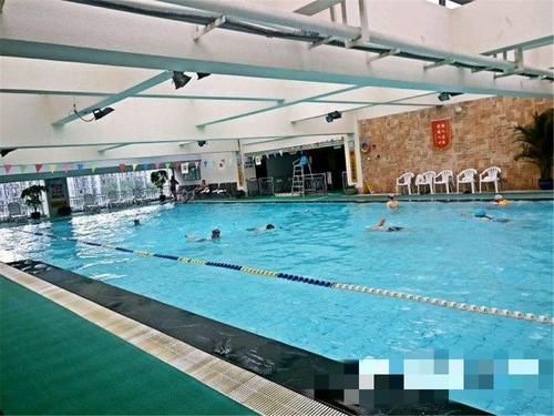 男孩|7岁男孩在游泳池内大小便，游泳馆索赔15000元，网友：就该这么治