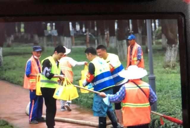  黄晓明|《中餐厅》给武汉抗洪前线送爱心餐，黄晓明做的红烧肉被赞好吃
