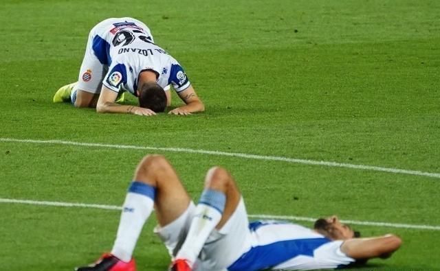  基地|巴萨球迷怒火升级！基地外拉横幅：滚蛋！你们是队史121年的耻辱