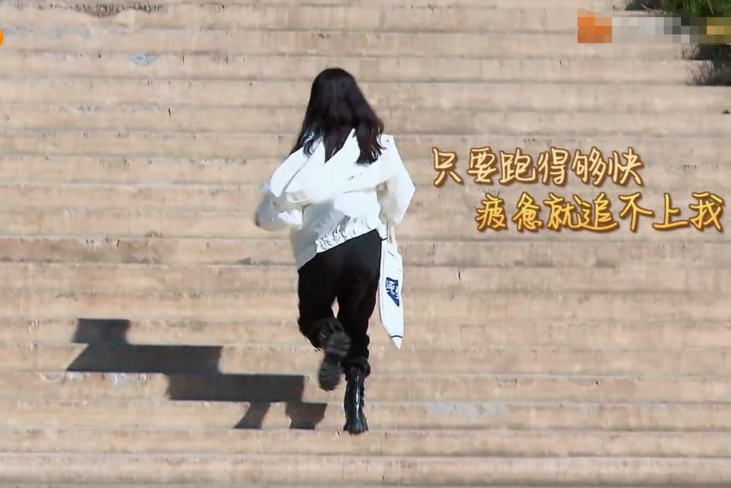  救场|《中餐厅》黄晓明牵“人妻”赵丽颖爬楼梯，牵手方式引热议，节目组及时救场