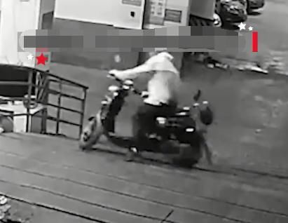  逃离|隔着屏幕都疼！笨贼偷电动车却驾驭不了，下一秒突然撞墙弃车逃离