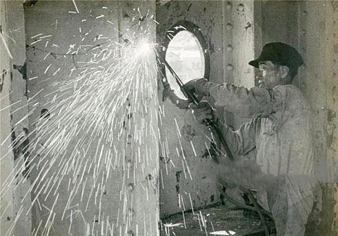 街头|日本鬼子投降后的罕见照：菲律宾军官忍不住发笑，图5女孩在街头被美军强抱