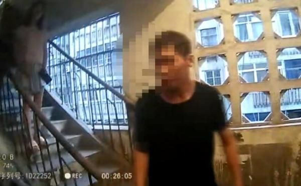  盗窃|男子深更半夜攀墙爬窗，不是为了盗窃，只为……