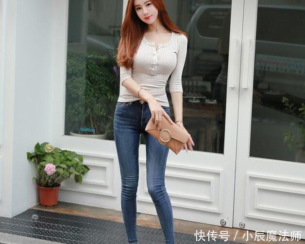 优雅|小姐姐爱穿紧身牛仔裤,玲珑曲线非常惹眼,衬托出优雅的气质!