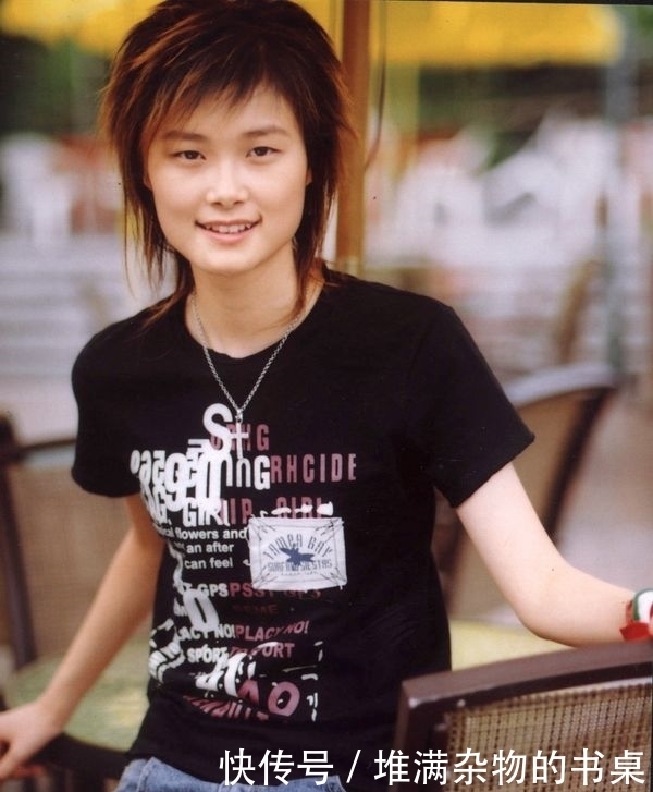 辨识度|蓝盈莹水手服旧照流出，大方脸型撞脸年轻李宇春，与如今精致长相判若两人