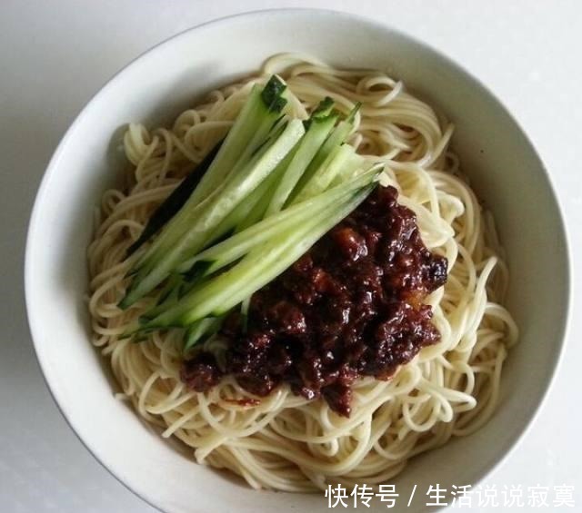 关键|教你做家常炸酱面,调好酱汁是关键,端上桌三碗都不够一人吃