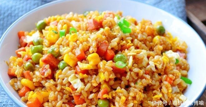 玉米|酱油炒饭+胡萝卜 玉米,营养美味简单