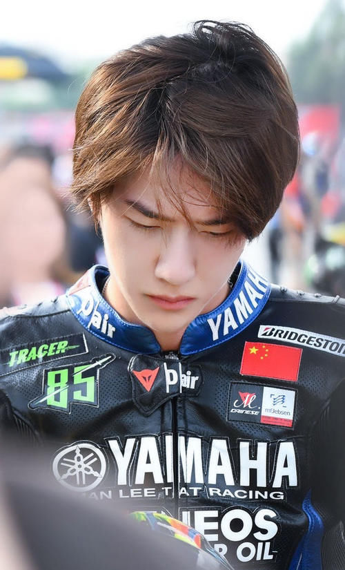  一口咬定|王一博有没有主持人证？自家粉丝一口咬定没有，搞清楚再来科普！