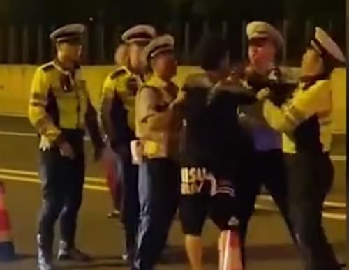  拒绝接受|又是玛莎拉蒂，司机拒绝接受检查，还当街推搡交警，谁给他的勇气