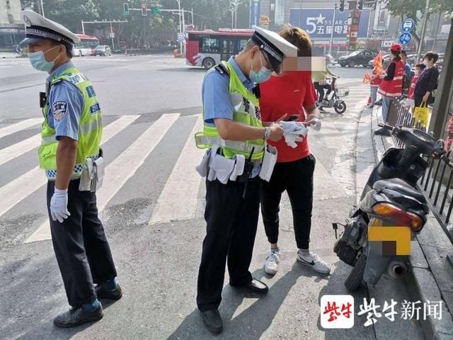  图为被查|深夜玩车族“炸街”扰民，民警连夜蹲守查获两违规车辆