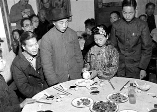 新郎|民国包办婚礼现场照：都是未成年，新娘确实漂亮，新郎一脸无所谓