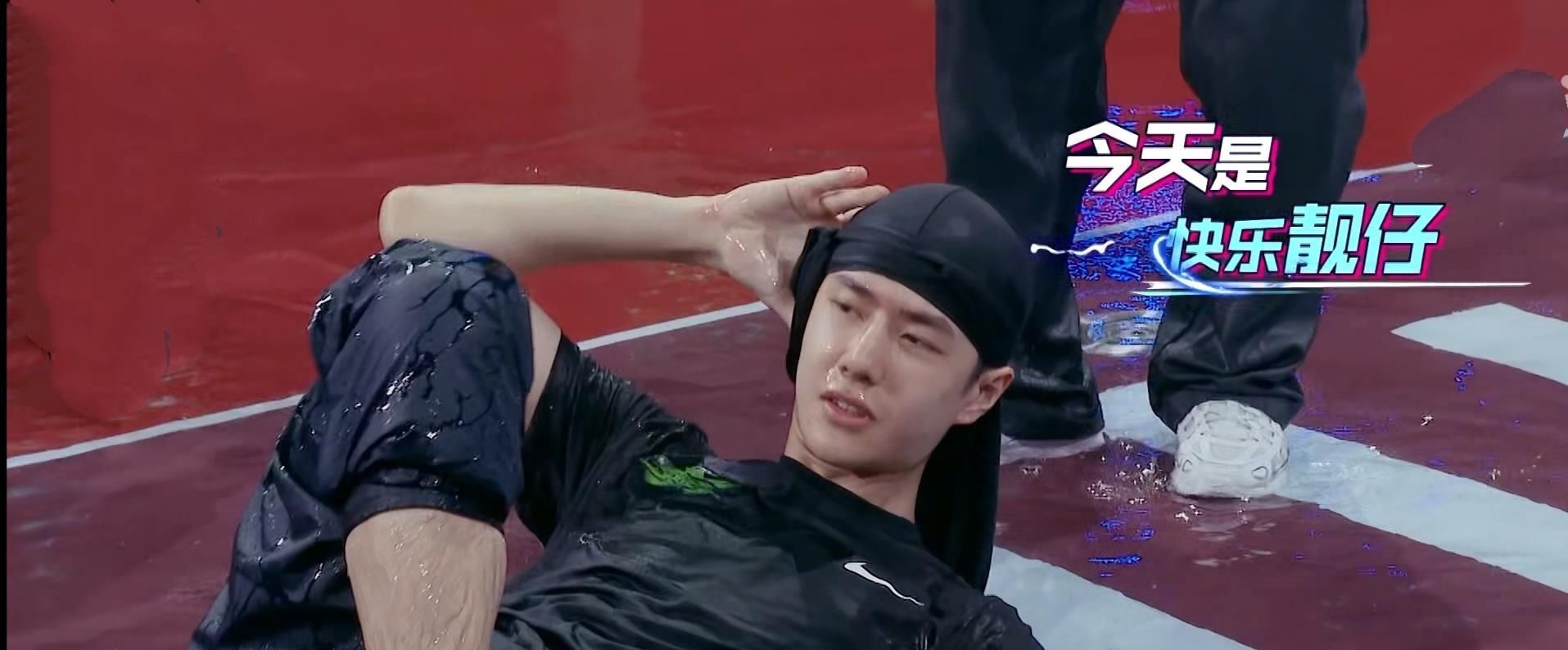  战队|《街舞3》王一博带伤上场, 表演高难度动作, 让战队10人全部晋级