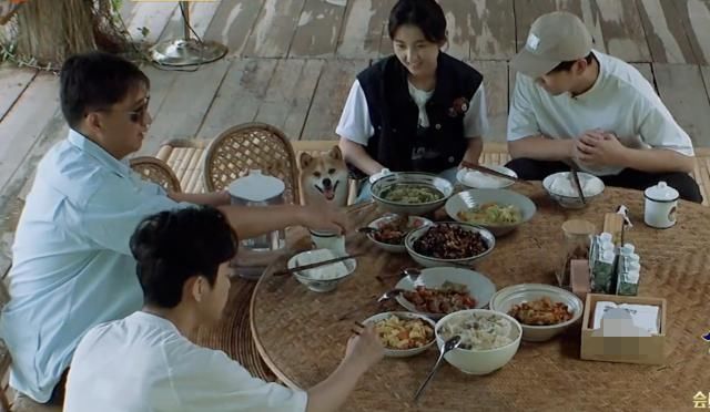  足够|张子枫吃米饭，镜头拍到她碗里的米饭分量惊人，足够我吃三顿了