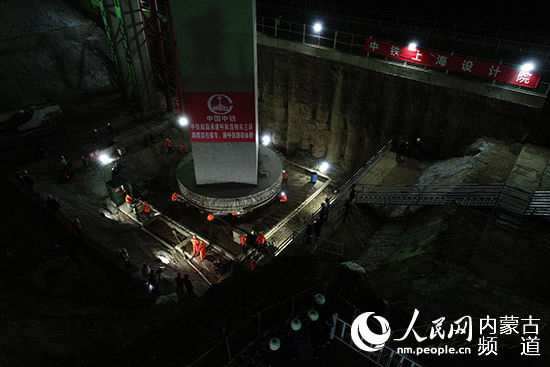 呼和浩特|内蒙古首个万吨级双幅道路转体梁实现“空中握手”