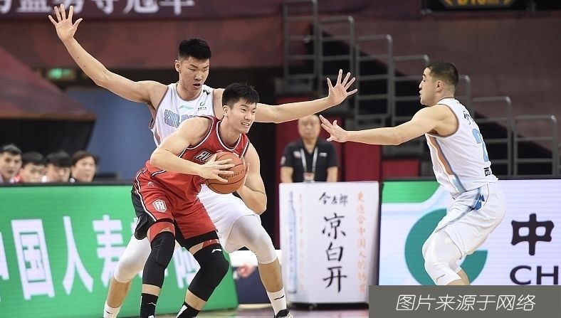 山东男篮|过于低调!当掌声送给麒麟才子组合时,有人想起21岁的范子铭吗?